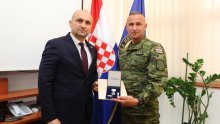 Anušić uručio medalju razvodniku koji je spasio život mladog nogometaša