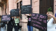 Prosvjed ispred osječkog HNK: Odluka o otkazima je 'potpuno besmislena'