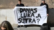 Šibenski maturanti prosvjedovali ispred suda: 'Sustav je znao, šutio i odugovlačio'