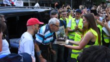 Studenti tortom dočekali 90-godišnjaka kojeg je udario automobil