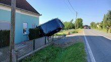FOTO Nestvarna scena kod Garešnice: Autom završila između kuće i ograde