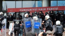 VIDEO Kaos u Turskoj: Policajci okupirali sjedište oporbene stranke