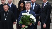 Ovo je djevojka Petera Magyara: 'Uhvaćen' s buketom u zračnoj luci