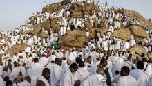 Više od milijun i pol muslimana na Arafatu: Hadž pod ekstremnim vrućinama i napetostima na Bliskom istoku