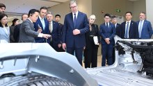 VIDEO Show u Kini: Roboti pred Vučićem zaigrali srpsko kolo