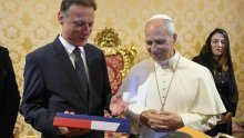 VIDEO Jandroković stigao kod pape Lava: Pozvao ga u Hrvatsku i darovao mu dres Vatrenih