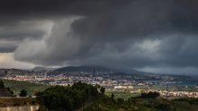 Oluja stigla u Sloveniju: Padala stabla, vjetar čupao krovove
