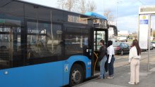 Autobus bez vozača krenuo na prvu vožnju pa se odmah sudario s tramvajem