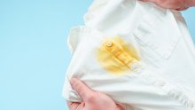 Žute mrlje na bijeloj košulji? Jednostavan trik s aspirinom spašava ljetnu garderobu