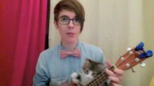 Mačić s vlasnicom zasvirao ukulele