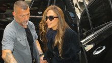 Svi su gledali njezine noge: J.Lo prošetala u komadu koji se ili obožava ili mrzi