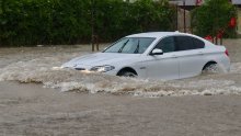 VIDEO Bujice paralizirale Split, BMW ostao zarobljen u potopu: 'Ne vidimo ništa pred sobom!'