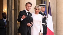 Modni trijumf Brigitte Macron: Zadivila u besprijekornoj bijeloj haljini s retro vibrom
