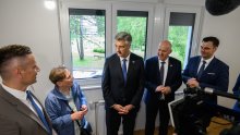 Plenković u Sisku podijelio ključeve stanarima obnovljene zgrade: 'Bolja je nego prije potresa'