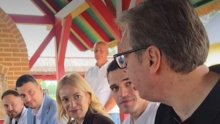 Vučić se žalio da su mu u Crnoj Gori dali 'europsku hranu' pa mladim naprednjacima narezao kulen