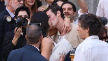 Dua Lipa i Callum Turner izrekli sudbonosno 'da', Elton John bio zvijezda večeri