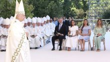FOTO Kraljica Letizia u prvom redu na misi Pape koji je okupljenima poručio: 'Ne možete mrziti svog brata'