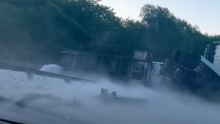 Nesreća na A4: Zaspao za volanom pa razvalio ogradu, iz prevrnute cisterne curio plin