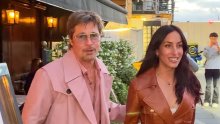 Brad Pitt ne ispušta ruku svoje Ines, a ona se ne odvaja od hit torbe iz nultih godina