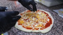 Tražio prazan tanjur da podijeli pizzu pa dobio šokantan račun, vlasnik: To je potpuno logično!
