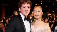 Ariana Grande opet je solo: Prekinula je s dečkom Ethanom nakon tri godine veze