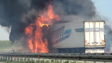 Buktinja progutala kamion na autocesti: Od detonacija se tresla vozila, vozače spasili prolaznici