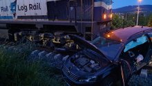 Automobil naletio na vlak kod Pakraca: Jedna osoba završila u bolnici