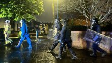 Kaos u Belfastu: Izbili neredi nakon napada nožem, prosvjednici zapalili autobus