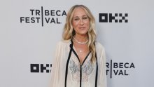 Romantična haljina i brutalne cipele: Sarah Jessica Parker diplomirala u 61. godini