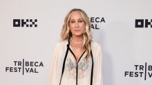 Sarah Jessica Parker nosi bluzu koju ćemo viđati posvuda ovog ljeta