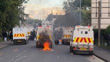 Novi nemiri u Belfastu: Prosvjednici gađali policiju ciglama, na ulice izašao i vodeni top