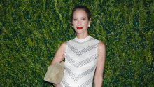 Legenda 90-ih sve je ostavila bez riječi: Christy Turlington pokazala je kako se sijeda kosa nosi sa stilom