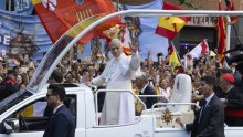 Papa leti na Kanare: Sastat će se s ljudima koji su preživjeli opasno putovanje