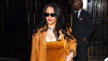 Rihanna zlatnožutom kombinacijom pokazala da monokromatski stil nije nimalo dosadan
