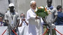 Papa pozvao čelnike na humanost prema migrantima: 'To je broj od kojeg mi pozli'
