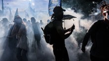 Kaos u Ženevi: Prosvjednici zapalili Teslu i razbili prozore UN-a, policija ispalila suzavac