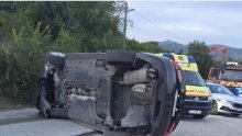 Jurio za motociklistom: Policijski presretač završio na boku