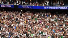 Stadion je bio klimatiziran, a FIFA je svejedno zaustavila utakmicu. Navijači nisu mogli vjerovati