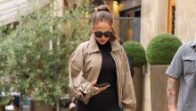 Ponovno su vrući hit: Jennifer Lopez pokleknula pred najomraženijim hlačama