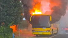 Vatra progutala autobus kod Bjelovara, vozač na vrijeme pobjegao: 'Bio je u panici'