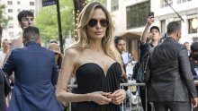 Minimalizam koji osvaja: Angelina Jolie oduševila elegantnom haljinom za projekciju filma
