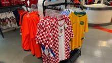 Usred Toronta prodaje se hrvatski dres: Jeftiniji je nego u Hrvatskoj