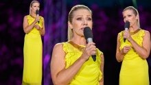 Klasika pod vedrim nebom i voditeljica koja modno ne griješi: Barbara Kolar oduševila u lepršavoj žutoj haljini