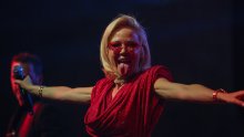 Crvena haljinica i odlična atmosfera: Ovako je izgledao koncert Maje Šuput u Istri