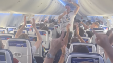 Ludnica u avionu: Navijačima BiH s razglasa pustili pjesmu, pogledajte što je uslijedilo