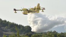 Četiri kanadera u akciji kod Šibenika, jedva obranjena kuća, bukti i na Hvaru