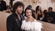 Suprug Selene Gomez obrijao glavu na pola, a evo koji se pravi razlog krije iza ove sulude frizure