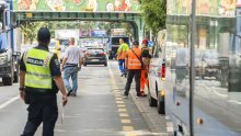 FOTO Pogledajte kaos u Zagrebu: Kamion u Savskoj pokidao tramvajske žice, jedna pala i ozlijedila ženu