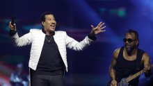 Lionel Richie zabrinuo obožavatelje: Napustio pozornicu nakon što mu je pozlilo