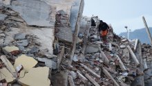 FOTO Strašne scene iz Venezuele: Zgrade gotovo sravnjene sa zemljom, spasilačke službe utrkuju se s vremenom
